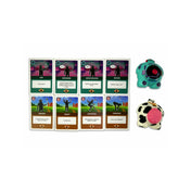 A Röppenő cicák társasjáték kártyái kiterítve az asztalon, mellettük Bocica és DJ Mici figurák. A kártyák különböző feladatokat és mozdulatokat ábrázolnak.