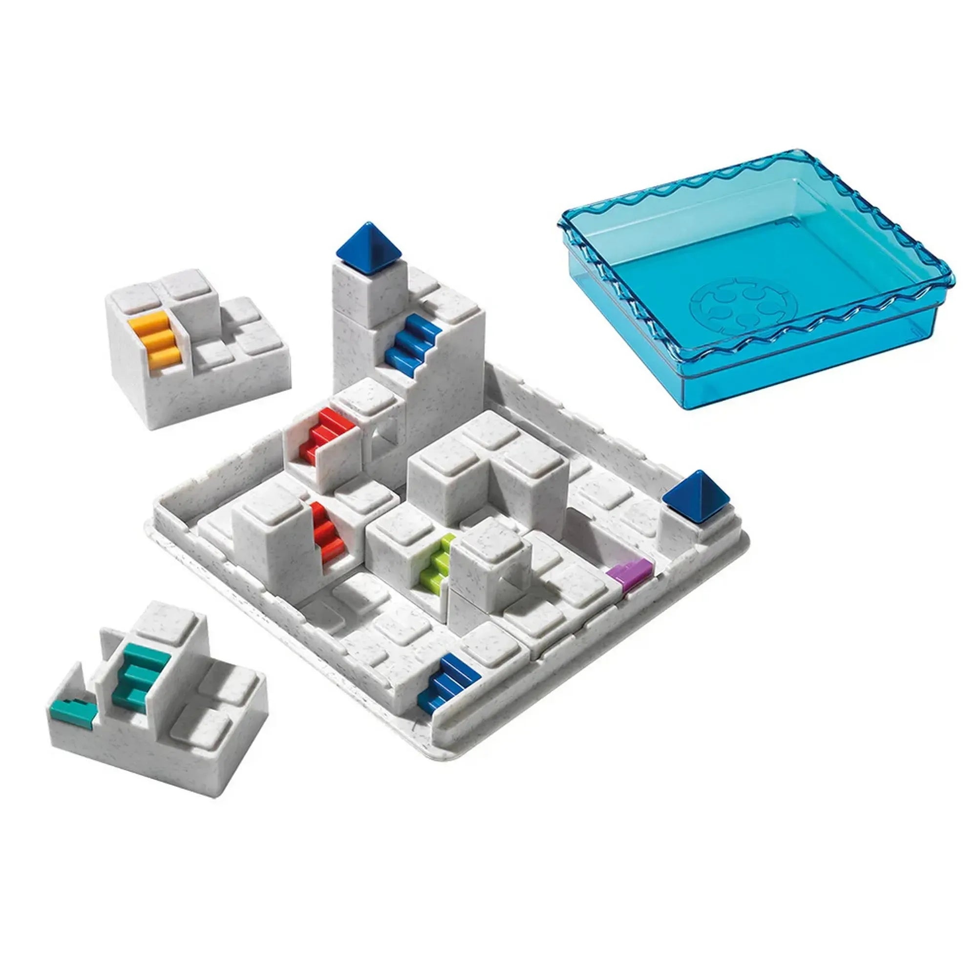A játék elemei szétszedve: a 3D város alapja, a színes lépcsők és a kék, víz-hatású tálca.