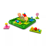 „A Hansel & Gretel Deluxe játéktábla mézeskalácsházzal, figurákkal és színes cukorkaelemekkel, szétszedett elemekkel körülvéve.”