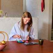 IQ Hexagon logikai játék otthoni környezetben, játékos a feladatfüzet alapján rakja ki az elemeket az asztalon.