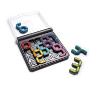 Smart Games IQ Digits játék nyitott állapotban, különböző színes számpuzzle-elemekkel elhelyezve a táblán.