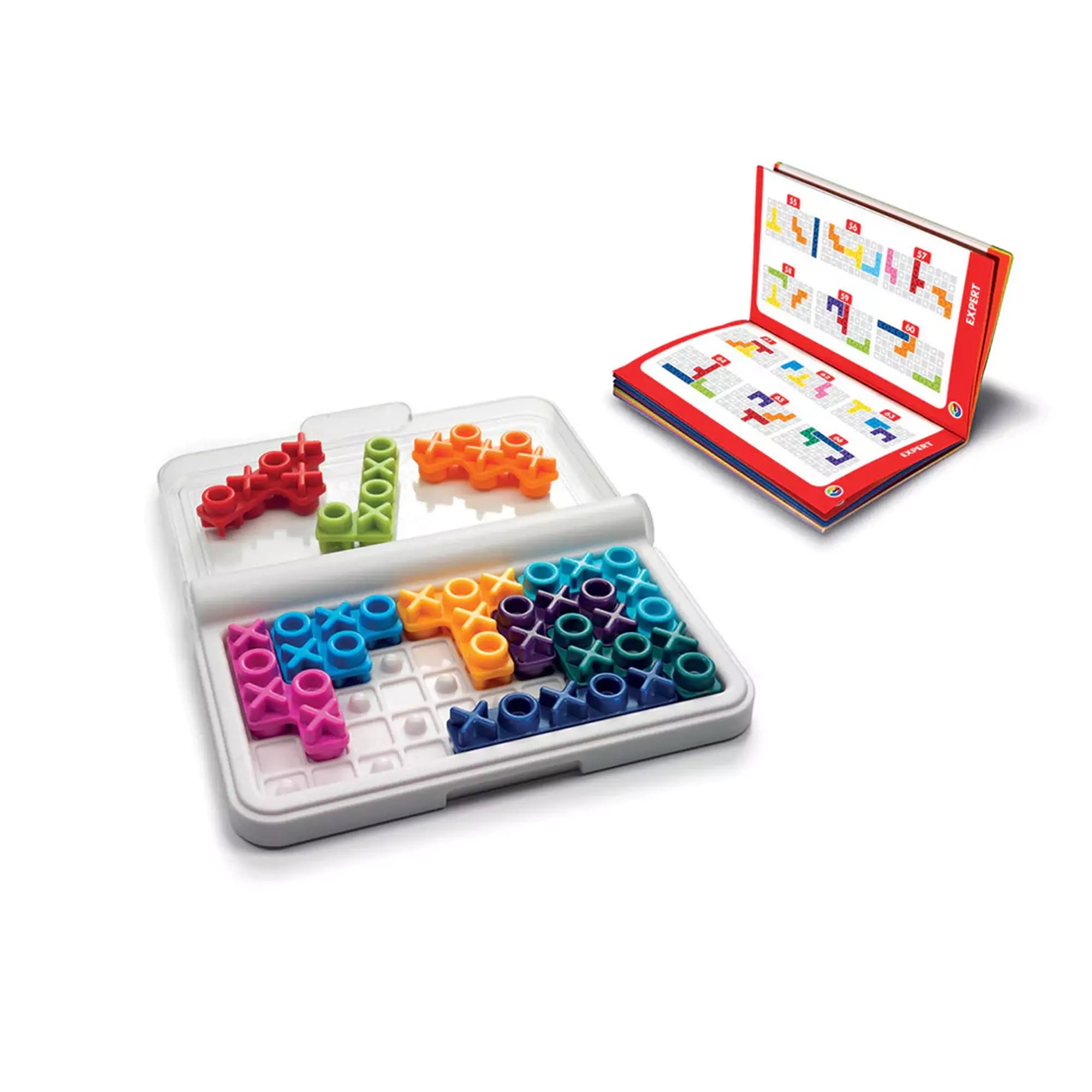Smart Games IQ XOXO nyitott játéktábla színes X és O mintás elemekkel, háttérben kihívásfüzettel.