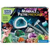 A Minerale și Pietre Prețioase tudományos játékkészlet színes doboza, melyen egy kisfiú nagyítóval figyeli a különféle drágaköveket és ásványokat, a háttérben pedig ragyogó kristályok és feltáró eszközök láthatók.