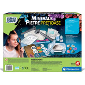 A Minerale și Pietre Prețioase játék dobozának hátoldala, rajta egy kíváncsi kislánnyal, valamint a készlet tartalmának részletes bemutatásával és figyelmeztetésekkel.