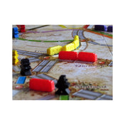 „Ticket to Ride: Germany angol nyelvű társasjáték közeli képe játék közben, színes vonatokkal és fekete utasfigurákkal a játéktáblán.”