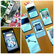Unlock! Escape Adventures társasjáték játékmenet közben: kártyákon különböző helyszínek, tárgyak és rejtélyek láthatók, valamint egy időmérő alkalmazás telefonon.