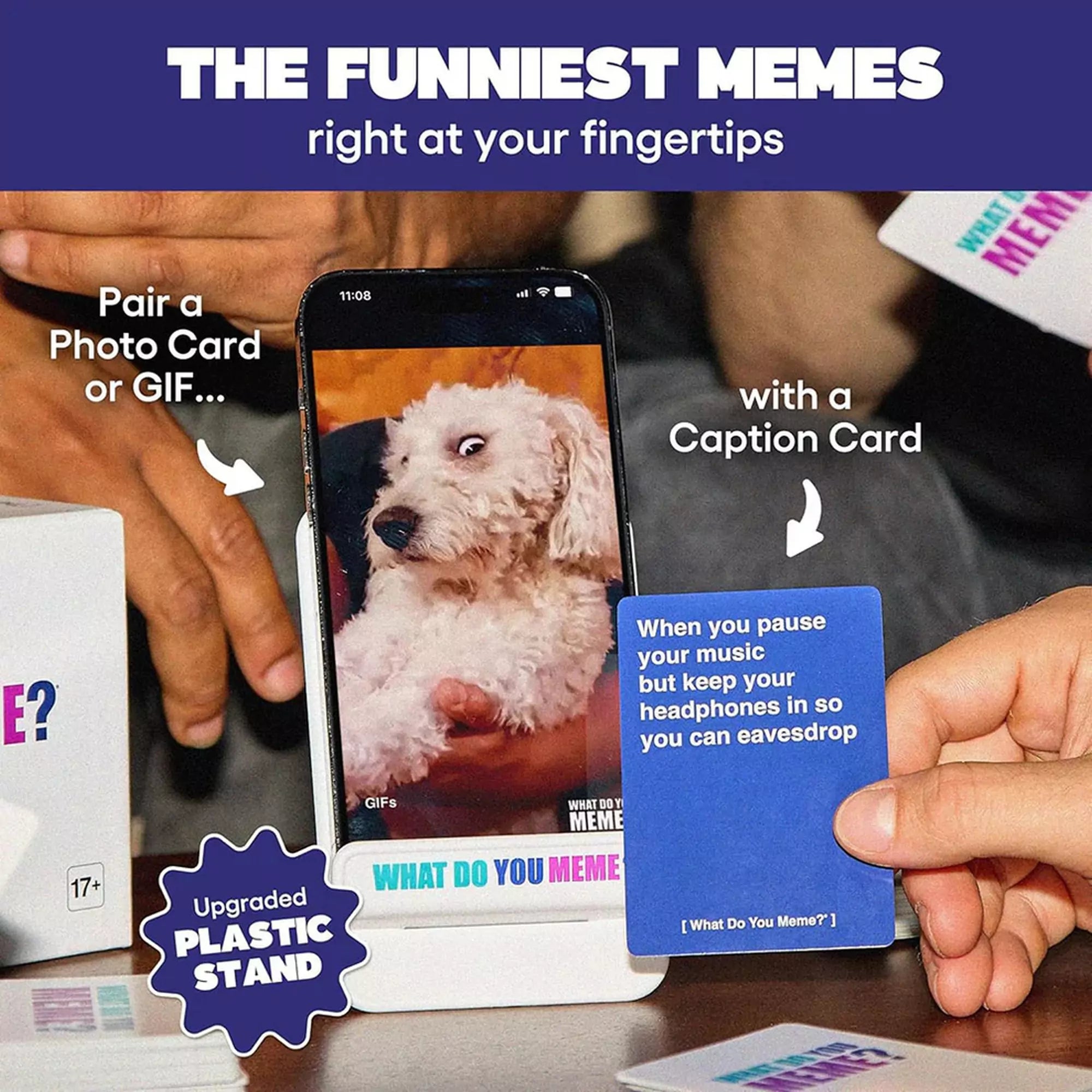 „What Do You Meme? játék akció közben, ahol fotókártyák vagy GIF-ek kombinálhatók szöveges kártyákkal a legviccesebb mémek létrehozásához.”