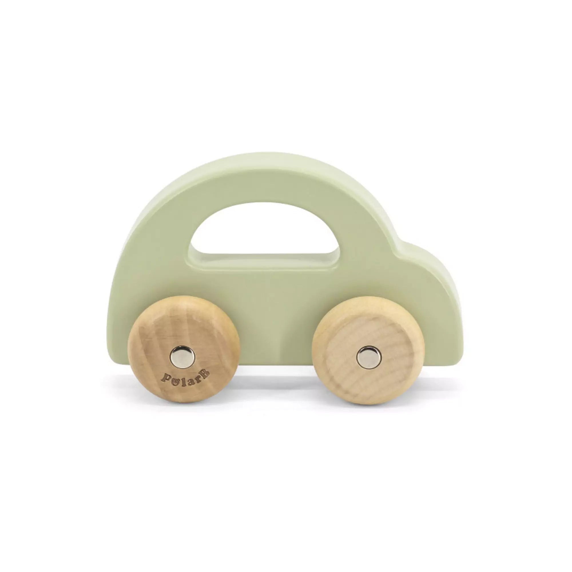 Fa kisautó, zöld, vintage design, PolarB, Viga – önállóan, kicsomagolva, lekerekített formával és natúr fa kerekekkel.