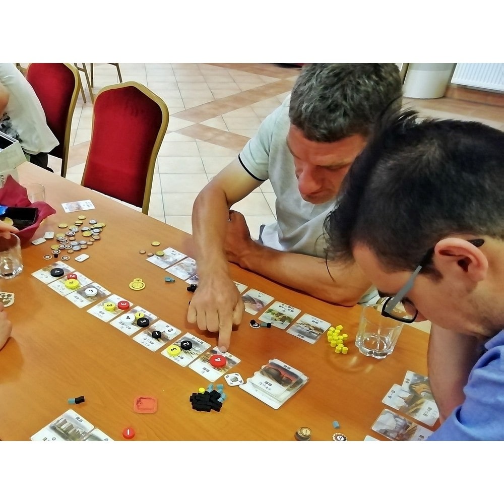 Acélmágnás joc de societate în limba maghiară