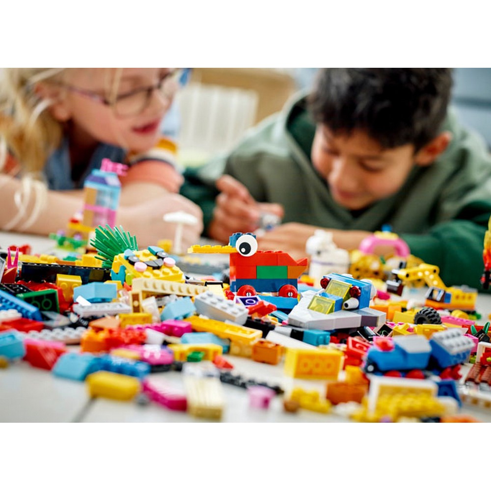 LEGO Classic -  90 de ani de Joaca 11021, 1100 piese